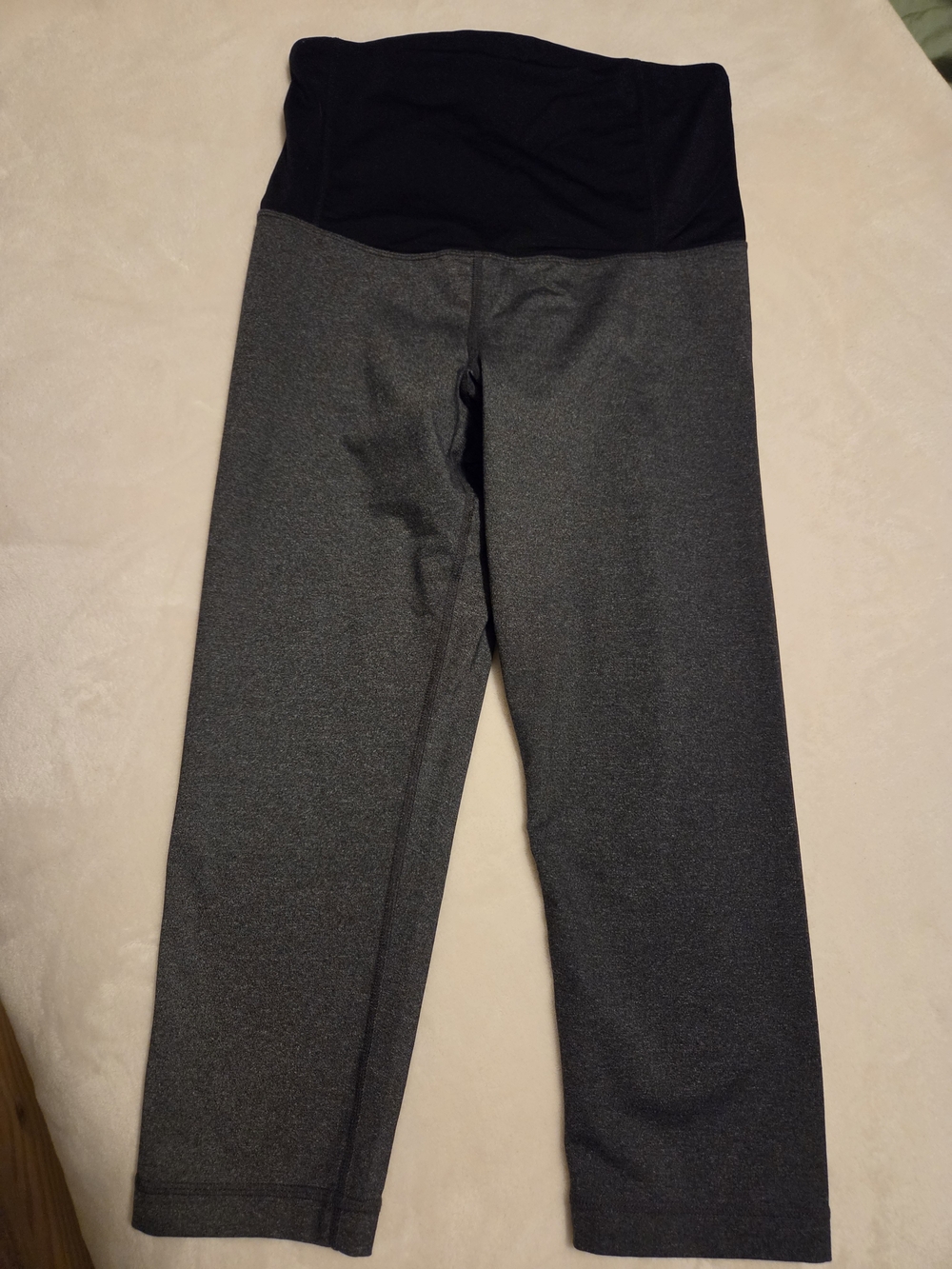 Ingrid and Isabel Maternity Capri Pants Size Medium